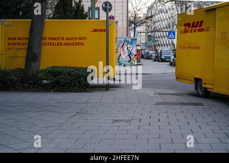 Deux camions de livraison de colis DHL ont été arrêtés à une intersection. Banque D'Images