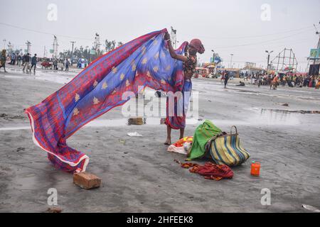 Un dévot a vu laver des vêtements sur la plage pendant la célébration.Gangasagar est un lieu de pèlerinage hindou où chaque année, le jour de Makar Sankranti, les hindous se réunissent pour faire un plongeon sacré à la convergence du fleuve Ganga et de la baie du Bengale.Après le plongeon, tous les pèlerins offrent la prière au temple Kapil muni.(Photo par Tamal Shee / SOPA Images / Sipa USA) Banque D'Images