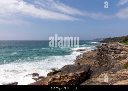 Curl Curl BoardWalk rebaptisé Harry Eliffe Way entre Curl Curl et Freshwater Sydney offre des vues spectaculaires sur la côte, alerte au tsunami publiée aujourd'hui le 22 janvier Banque D'Images