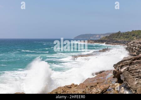 Curl Curl BoardWalk rebaptisé Harry Eliffe Way entre Curl Curl et Freshwater Sydney offre des vues spectaculaires sur la côte, alerte au tsunami publiée aujourd'hui le 22 janvier Banque D'Images