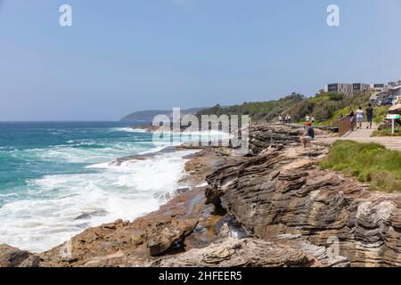 Curl Curl BoardWalk rebaptisé Harry Eliffe Way entre Curl Curl et Freshwater Sydney offre des vues spectaculaires sur la côte, alerte au tsunami publiée aujourd'hui le 22 janvier Banque D'Images