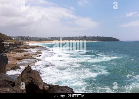 Curl Curl BoardWalk rebaptisé Harry Eliffe Way entre Curl Curl et Freshwater Sydney offre des vues spectaculaires sur la côte, alerte au tsunami publiée aujourd'hui le 22 janvier Banque D'Images