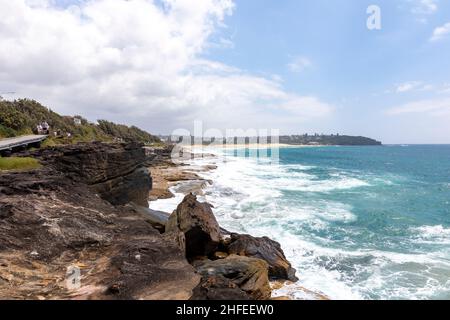 Curl Curl BoardWalk rebaptisé Harry Eliffe Way entre Curl Curl et Freshwater Sydney offre des vues spectaculaires sur la côte, alerte au tsunami publiée aujourd'hui le 22 janvier Banque D'Images