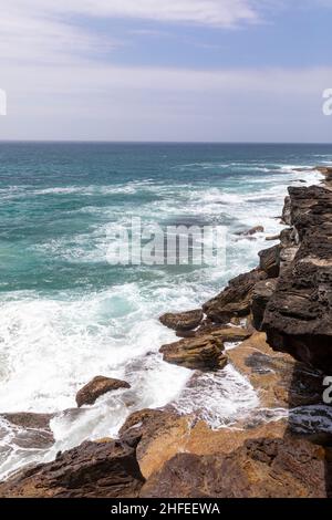 Curl Curl BoardWalk rebaptisé Harry Eliffe Way entre Curl Curl et Freshwater Sydney offre des vues spectaculaires sur la côte, alerte au tsunami publiée aujourd'hui le 22 janvier Banque D'Images