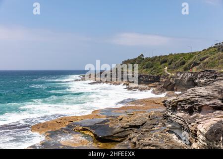 Curl Curl BoardWalk rebaptisé Harry Eliffe Way entre Curl Curl et Freshwater Sydney offre des vues spectaculaires sur la côte, alerte au tsunami publiée aujourd'hui le 22 janvier Banque D'Images