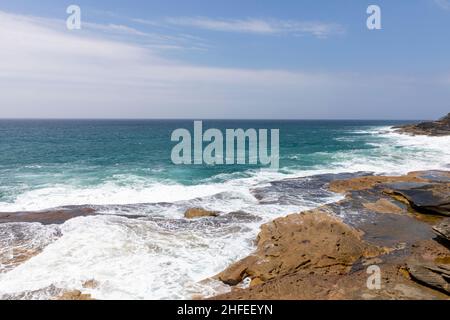 Curl Curl BoardWalk rebaptisé Harry Eliffe Way entre Curl Curl et Freshwater Sydney offre des vues spectaculaires sur la côte, alerte au tsunami publiée aujourd'hui le 22 janvier Banque D'Images