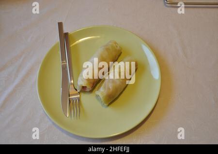 Viande hachée roulé dans le chou appelé sarma sur une assiette Banque D'Images