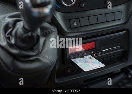 Tachygraphe numérique dans une fourgonnette à partir d'un angle avec carte de conducteur éjectée Banque D'Images