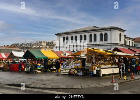 Vue sur le marché de Porta Palazzo le plus grand marché de rue d'Europe, datant de 1835, dans une belle journée d'hiver, Turin, Piémont, Italie Banque D'Images