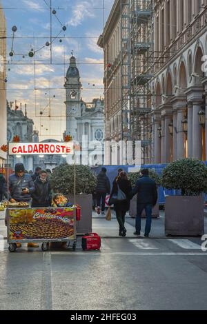 Un kiosque de châtaignes grillées pendant les vacances de Noël dans la via Roma, une des rues principales du centre historique de Turin, Piémont, Italie Banque D'Images