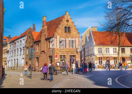 Bruges, Belgique - 10 avril 2016 : vue sur la rue avec des maisons traditionnelles médiévales, personnes dans la destination belge populaire Bruges, Belguim Banque D'Images