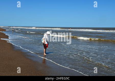 Homme pagayant dans la mer à Chapel six Marshes, Lincolnshire, Royaume-Uni Banque D'Images