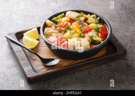 Ragoût de poissons de mer blancs maison avec des légumes dans un bol sur la table. Horizontal Banque D'Images