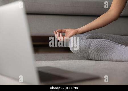 Gros plan sur la main femelle repliée reposant sur le genou. Banque D'Images