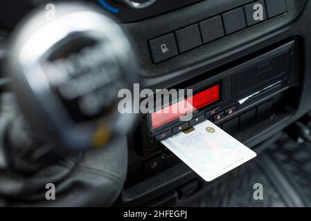 Tachygraphe numérique dans une fourgonnette à partir d'un angle avec carte de conducteur éjectée Banque D'Images