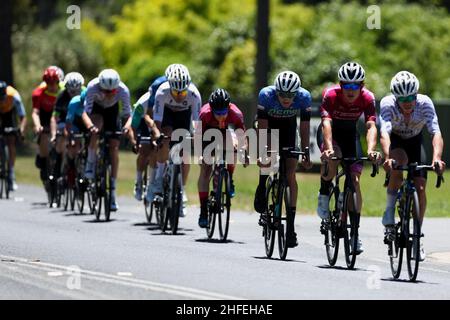 Ballarat, Australie, 16 janvier 2022.Une vue générale des cavaliers lors de la course Elite Men's Road Race commence dans le cadre des championnats nationaux de la route australienne le 16 janvier 2022 à Ballarat, en Australie.Crédit : Brett Keating/Speed Media/Alay Live News Banque D'Images