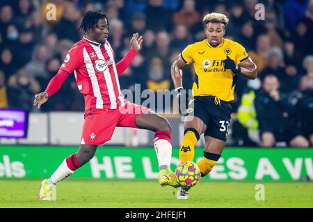 Le défenseur de Southampton Mohammed Salisu et Adama Traore de Wolverhampton lors du match de football de première ligue de championnat anglais entre Wolverhampton Wanderers et Southampton le 15 janvier 2022 à Molineux à Wolverhampton, Angleterre - photo: Manjit Narotra/DPPI/LiveMedia Banque D'Images