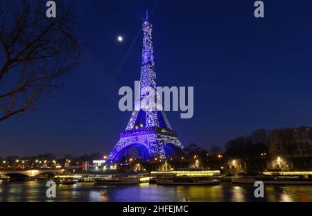 PARIS, FRANCE -01 janvier 2022 : la Tour Eiffel illuminée dans les couleurs du drapeau de l'UE pour marquer la présidence française de l'UE .C'est une tour en treillis de fer forgé o Banque D'Images