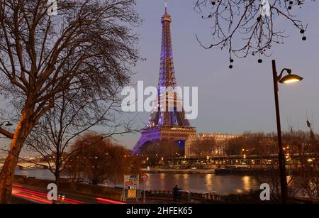 PARIS, FRANCE -01 janvier 2022 : la Tour Eiffel illuminée dans les couleurs du drapeau de l'UE pour marquer la présidence française de l'UE .C'est une tour en treillis de fer forgé o Banque D'Images