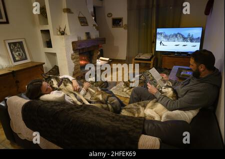 France.Isere (38) Valerie Maumon, championne française de luge à mi-distance, vit à une centaine de miles par heure.A 47 ans, une musher passionnée, elle jongle entre les deux Banque D'Images