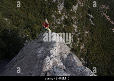 Klettern im wilden Hinterland Sardinens Banque D'Images