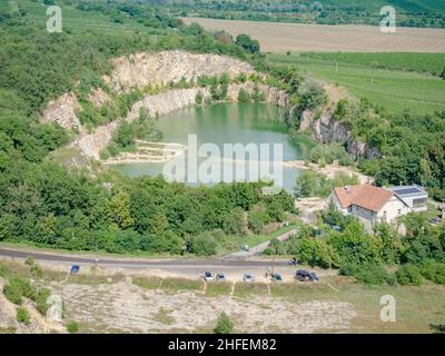 Eau bleu-vert du lac inondé de la mine Janicuv.La carrière de vrch de Janicuv, survolée, se trouve dans la région de Palava, en République tchèque Banque D'Images