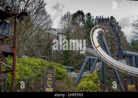 Angles très uniques de la Nemesis de Rollercoaster au parc à thème Alton Towers, Hôtel et Spa Staffordshire Angleterre,.Très haute qualité Banque D'Images