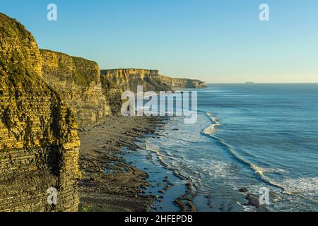 Vue sur l'extrémité ouest de la côte du patrimoine de Glamourgan, vue depuis Southerndown en janvier Banque D'Images