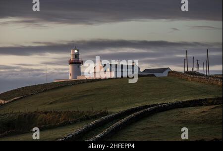 Galley Head, Cork, Irlande.16th janvier 2022.La lumière de l'aube commence à éclairer le phare de Galley Head, Co. Cork, Irlande.- crédit; David Creedon / Alamy Live News Banque D'Images