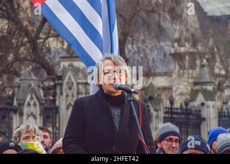 Londres, Royaume-Uni 15th janvier 2022.Natalie Bennett, du Parti Vert, parle sur la place du Parlement pendant la manifestation tuer le projet de loi.Des milliers de personnes ont défilé dans le centre de Londres pour protester contre le projet de loi sur la police, la criminalité, la peine et les tribunaux, qui rendra illégales de nombreux types de manifestations. Banque D'Images