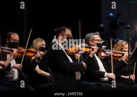 Bucarest, Roumanie - 15 janvier 2022 : des membres d'un orchestre de musique classique se produit lors d'un événement. Banque D'Images