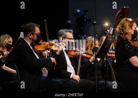 Bucarest, Roumanie - 15 janvier 2022 : des membres d'un orchestre de musique classique se produit lors d'un événement. Banque D'Images