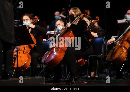 Bucarest, Roumanie - 15 janvier 2022 : des membres d'un orchestre de musique classique se produit lors d'un événement. Banque D'Images