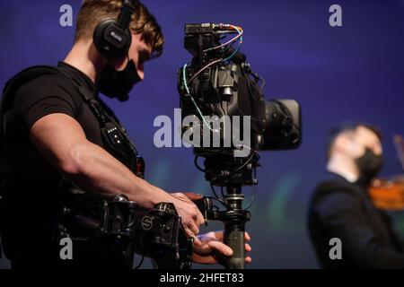 Bucarest, Roumanie - 15 janvier 2022 : opérateur professionnel de Steadicam (gimbal) filmant un concert de musique classique. Banque D'Images