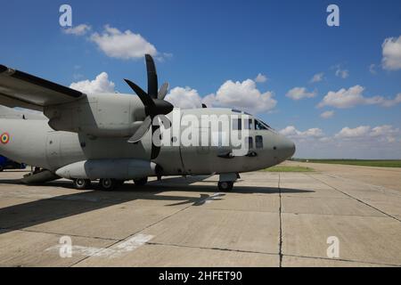 Mihail Kogalniceanu, Roumanie - 2 juillet 2021 : avion militaire de la Force aérienne roumaine Alenia C27J Spartan pendant un exercice de forage. Banque D'Images