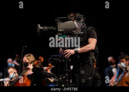 Bucarest, Roumanie - 15 janvier 2022 : opérateur professionnel de Steadicam (gimbal) filmant un concert de musique classique. Banque D'Images