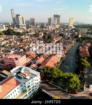 Malacca, Malaisie.Vue aérienne des maisons de la ville, de la rivière et de la ligne d'horizon depuis un drone lors d'une journée ensoleillée Banque D'Images