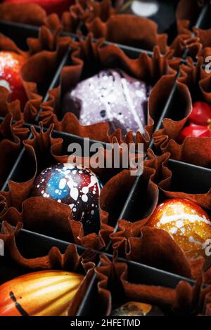 Un ensemble de chocolats artisanaux colorés exclusifs dans un forfait. Banque D'Images
