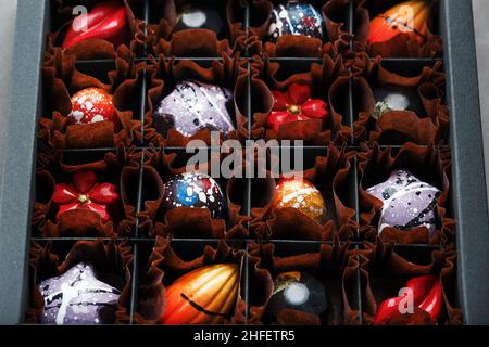 Un ensemble de chocolats artisanaux colorés exclusifs dans un forfait.Vue plein écran par le dessus Banque D'Images