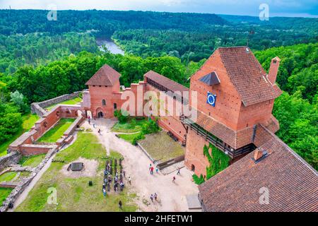 Vue aérienne du château de Turaida pendant les heures d'or, heure du coucher du soleil, Sigulda, Lettonie Banque D'Images