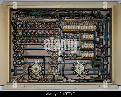ancienne boîte à fusibles rouillée pour les grands bâtiments qui ont besoin d'être rénovés Banque D'Images