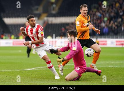 Jacob Brown (à gauche) de Stoke City a un cliché sauvé par le gardien de but de Hull City Nathan Baxter lors du match du championnat Sky Bet au MKM Stadium, Kingston upon Hull.Date de la photo: Dimanche 16 janvier 2022. Banque D'Images