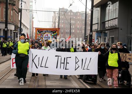 Tuez le projet de loi Protest, Manchester City Centre, 15.01.22 la manifestation s'inscrivait dans le cadre d'une journée nationale d'action contre la police, le crime, la peine et les tribunaux, qui limiterait sévèrement le droit de manifester au Royaume-Uni.Si elle est adoptée, la loi permettrait à la police de sévir contre les manifestations qui causent « de graves ennuis » et leur donnerait encore plus de pouvoirs pour arrêter et fouiller les manifestants.Beaucoup des signes de la manifestation ont été ciblés sur le ministre de l'intérieur, Priti Patel. Banque D'Images