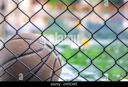 Basket ball sur le sol dans un parc - Rainy Day Banque D'Images