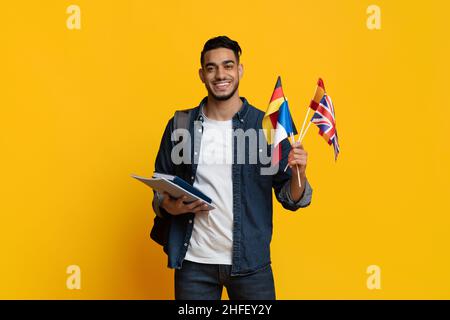 Un étudiant positif du Moyen-Orient montrant des drapeaux de différents pays Banque D'Images