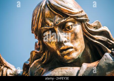 Gros plan de la statue de l'Archange Michael sur la place de l'indépendance à Minsk, Biélorussie Banque D'Images