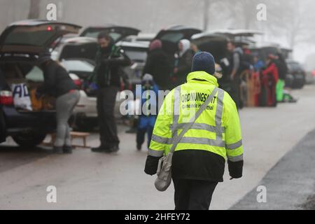 Hellenthal, Allemagne.16th janvier 2022.Les employés du bureau de l'ordre public tentent de réglementer l'arrivée des touristes de neige dans la zone de ski et de luge à la 'Pierre Blanche', tandis que les places de stationnement sont déjà occupées dans de nombreux cas.De nombreux visiteurs sont en déplacement dans l'Eifel enneigé, bien que les ascenseurs soient fermés.Crédit : David Young/dpa/Alay Live News Banque D'Images