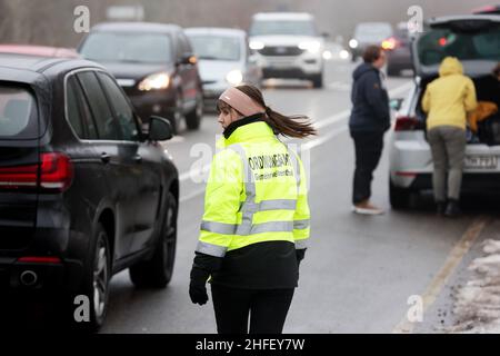Hellenthal, Allemagne.16th janvier 2022.Les employés du bureau de l'ordre public tentent de réglementer l'arrivée des touristes de neige dans la zone de ski et de luge à la 'Pierre Blanche', tandis que les places de stationnement sont déjà occupées dans de nombreux cas.De nombreux visiteurs sont en déplacement dans l'Eifel enneigé, bien que les ascenseurs soient fermés.Crédit : David Young/dpa/Alay Live News Banque D'Images