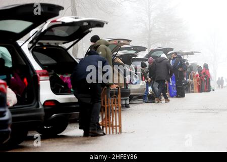 Hellenthal, Allemagne.16th janvier 2022.Les touristes de neige se lavent pour un voyage à l'Eifel enneigé dans la zone de ski et de luge à la 'Pierre blanche'.De nombreux visiteurs sont dans la neige, même si les ascenseurs sont fermés.Crédit : David Young/dpa/Alay Live News Banque D'Images