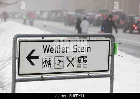 Hellenthal, Allemagne.16th janvier 2022.Un panneau indique le chemin vers la zone de ski et de luge à la « Pierre blanche » dans l'Eifel enneigé.De nombreux visiteurs sont dans la neige, même si les ascenseurs sont fermés.Crédit : David Young/dpa/Alay Live News Banque D'Images